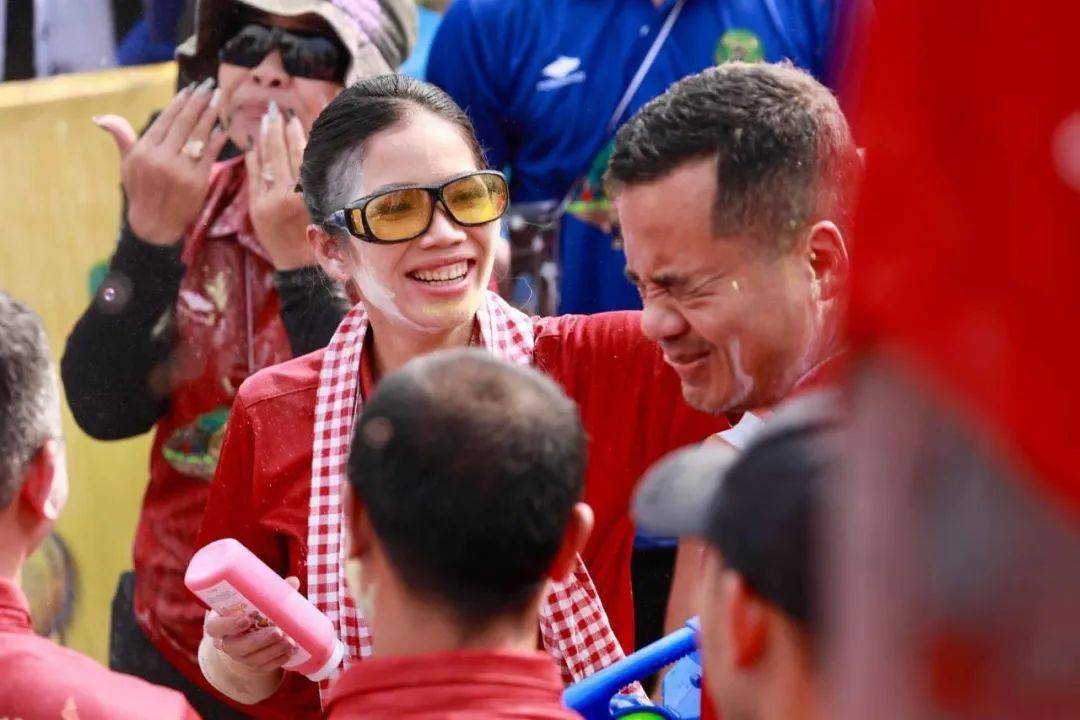 柬埔寨副首相前往波罗勉省过新年与民同乐泼水抹粉