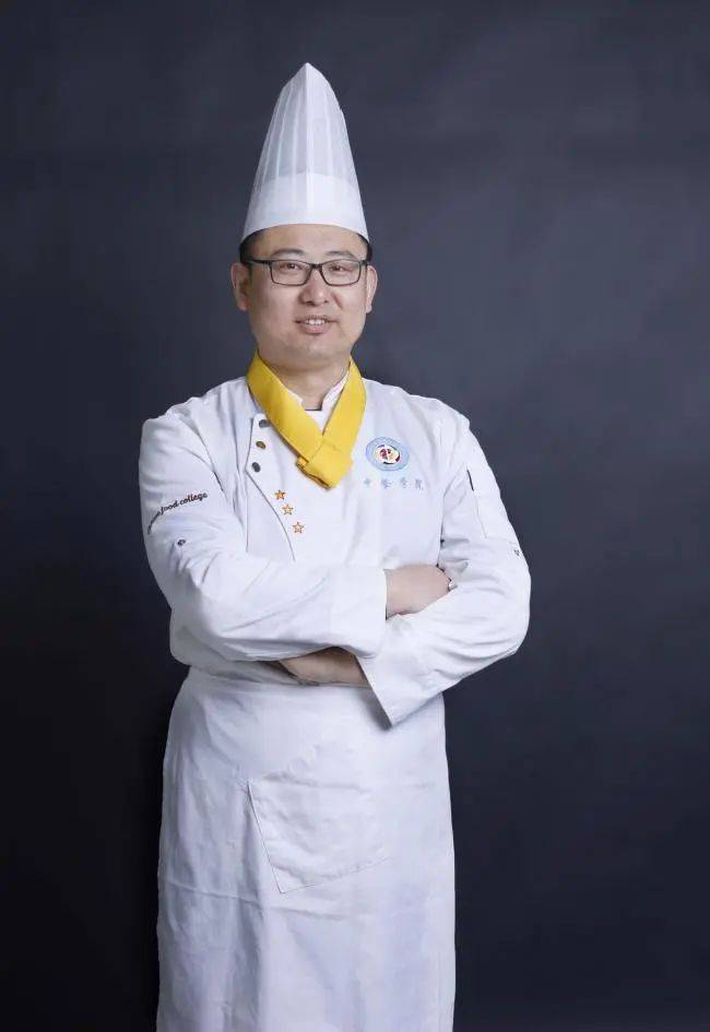 中式烹调专业教师,山东省技术能手,齐鲁青年名厨,山东省饭店餐饮业"