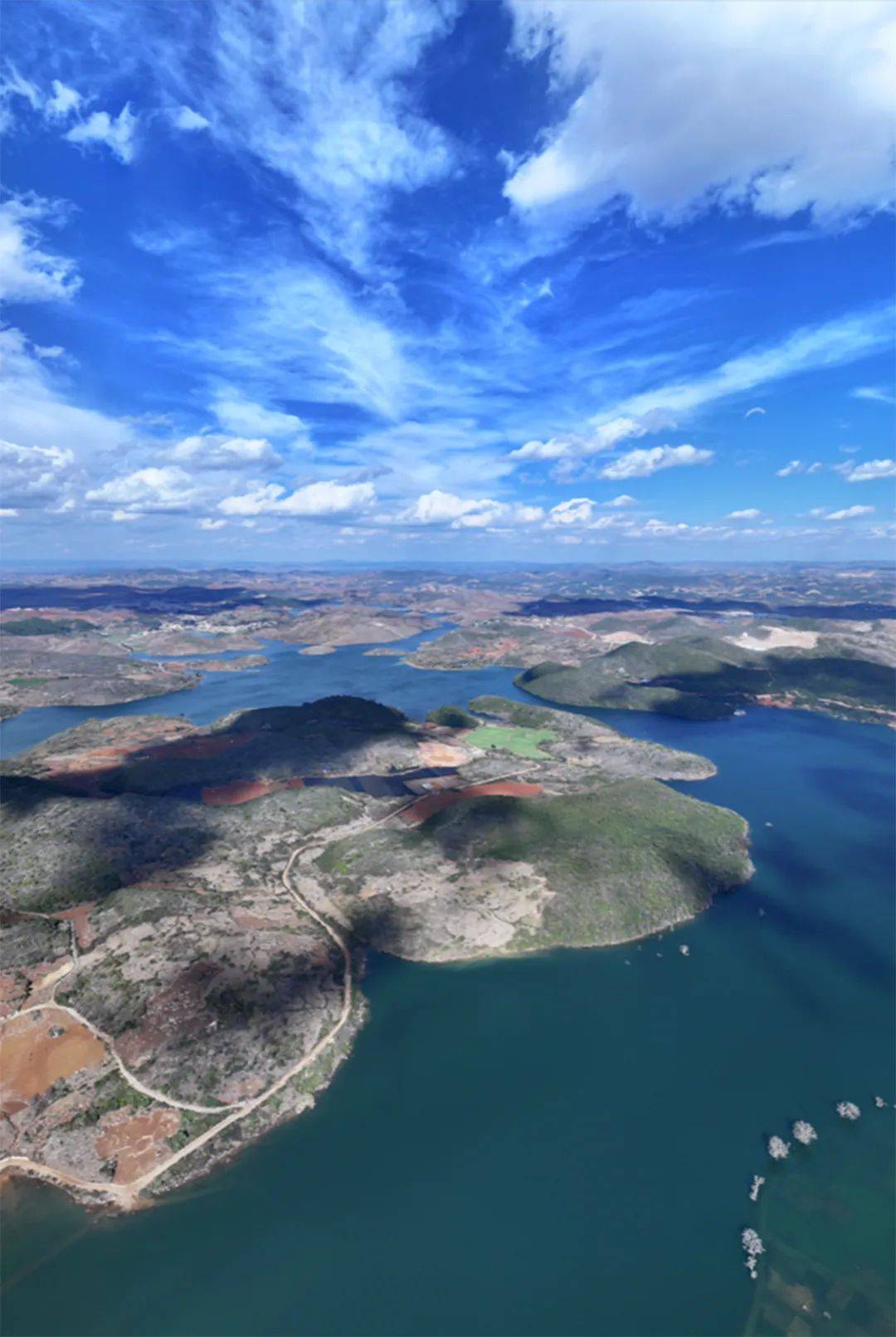 防渗处理关键技术论坛的部分代表赴云南省文山州德厚水库开展技术调研