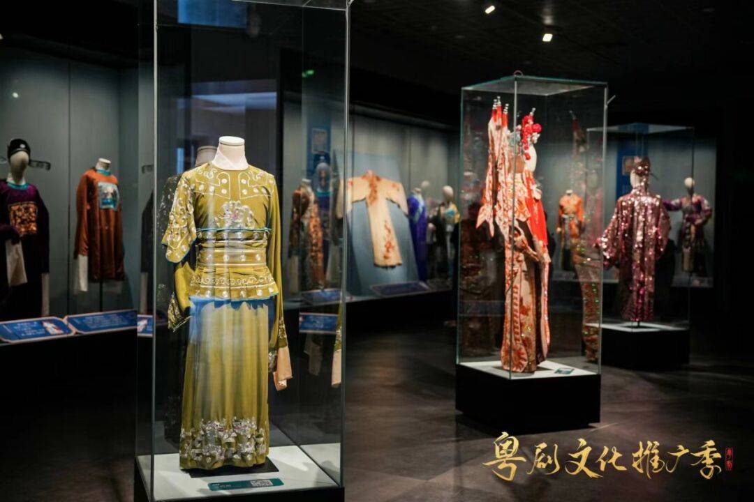 广州戏服制作技艺随粤剧诞生兴起,距今已有三百余年历史.