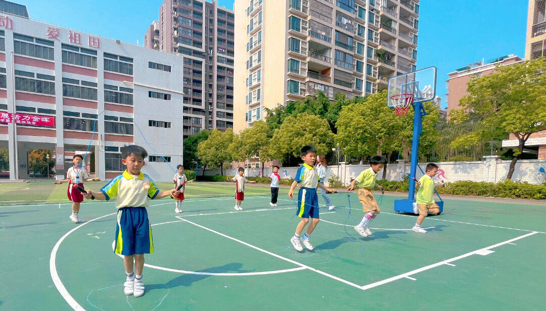 做雅健少年展活力金晖金晖小学举办第五届运动会