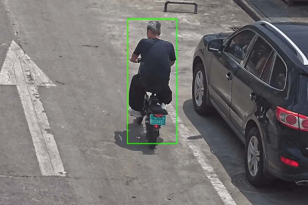 我们再了解一下针对骑行电动自行车,摩托车不戴头盔的违法行为"举报"