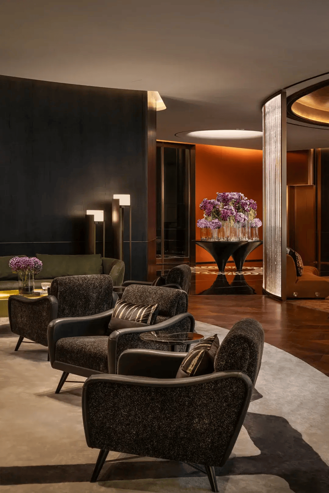 理想的人居被视为如艺术画廊般的空间,一件特定的家具,灯具,雕塑或