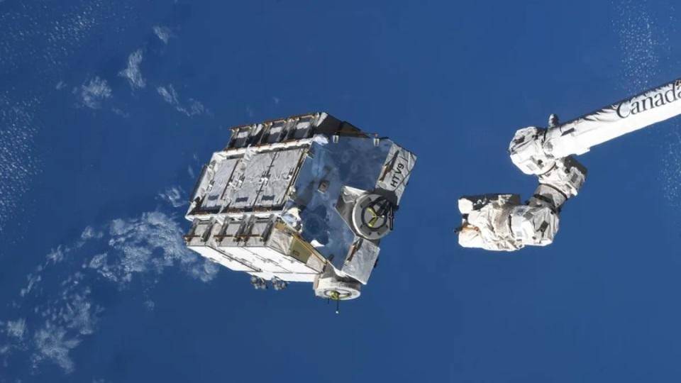 太空碎片砸中民房 确认是3年前国际空间站抛弃的废电池组 美国宇航局