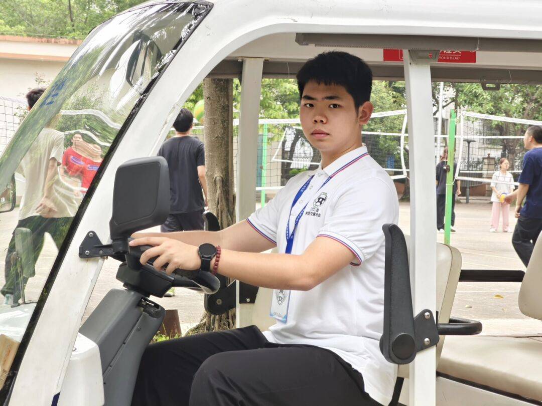每当我穿上队服,驾驶校车在校园往返接送广大师生,默默奉献属于自己的