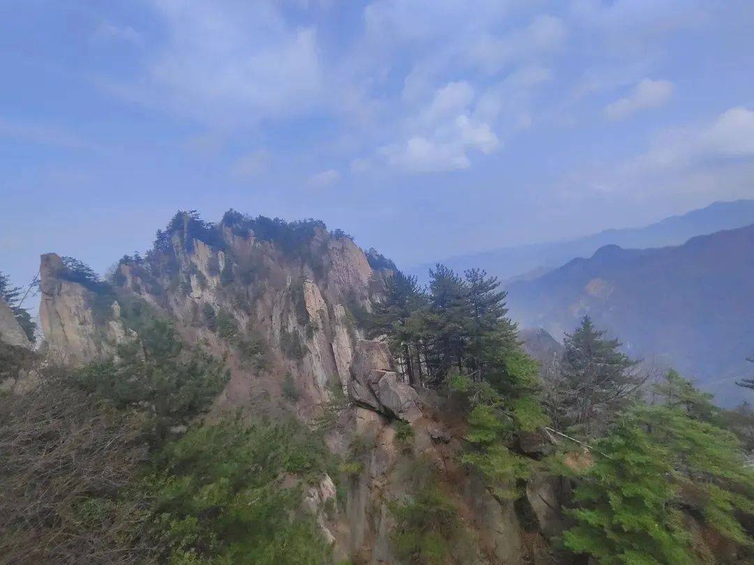 天晴日暖好登山,鸡峰山这座山既有颜值又有内涵