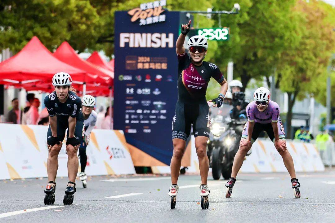 亚洲首创轮滑路跑耐力赛2024黄浦马拉松在外滩鸣枪