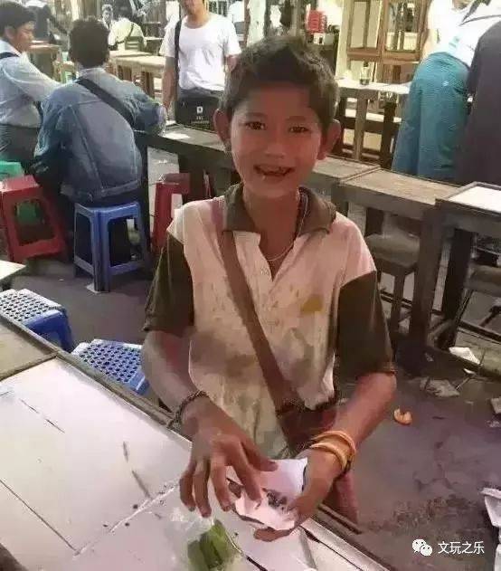 10岁左右小孩捡边角料养活全家变废为宝我深深折服