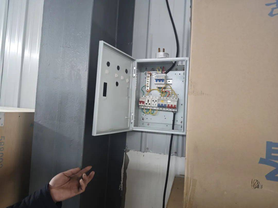 4.已将南侧厂房北侧电表箱一米范围内杂物进行清理;3.已更换灭火器;2.