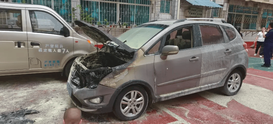 小区内面包车自燃!文山一幼儿园老师用光31个灭火器