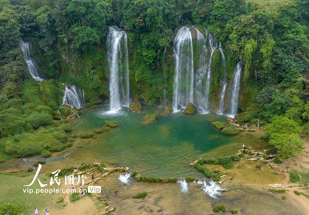 广西大新瀑布醉游人