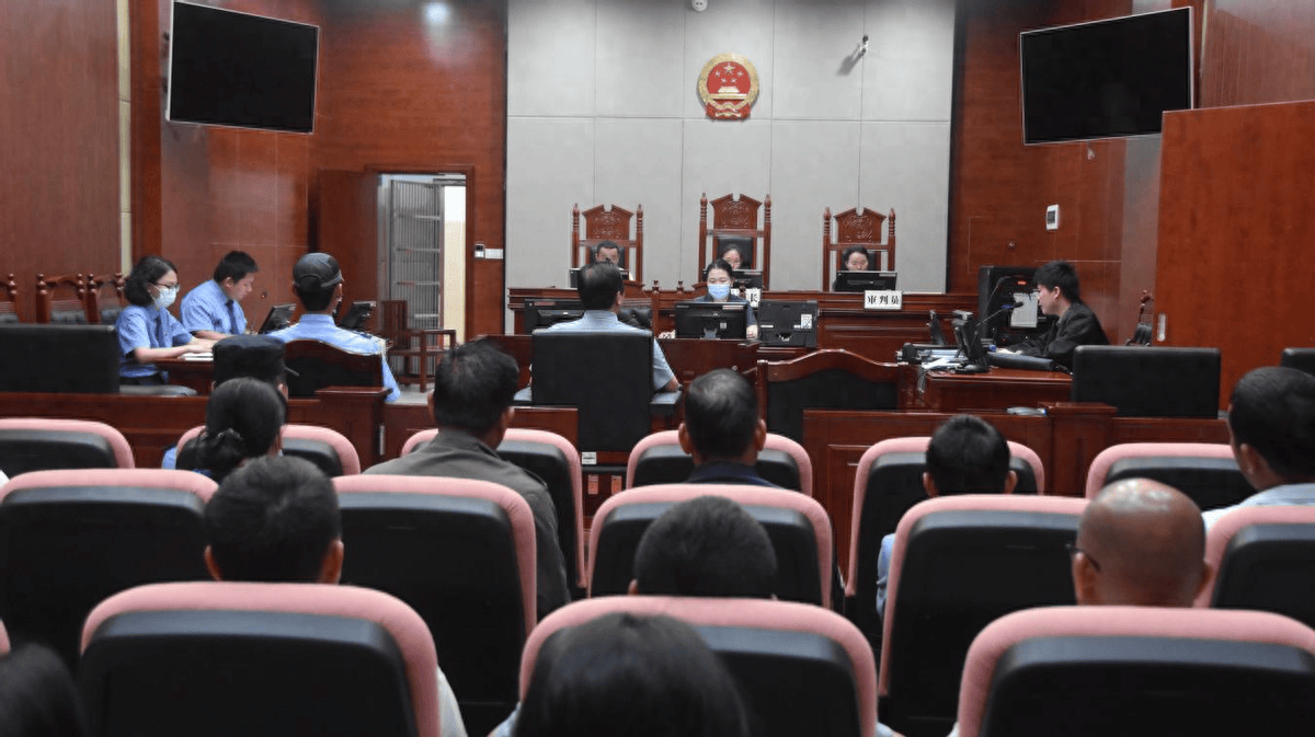 东方市法院开庭审理受贿案20余名领导干部现场旁听