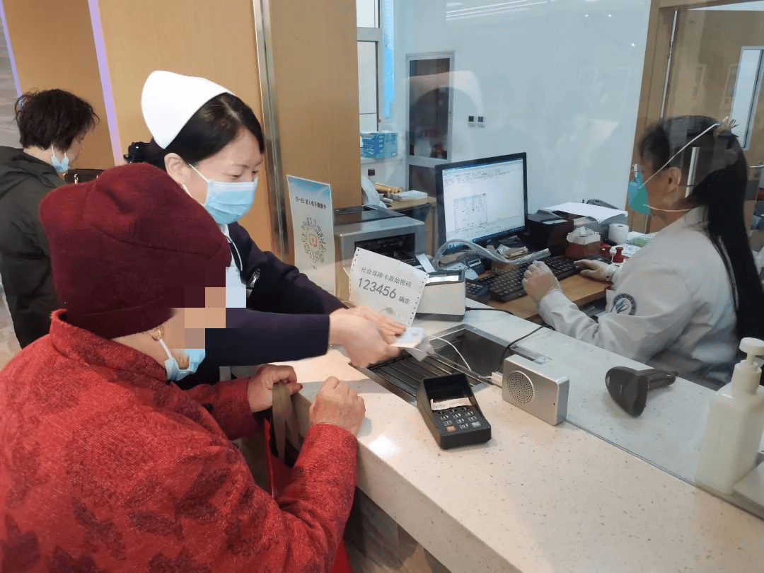 这里打造有温度的窗口服务_患者_缴费_市第四医院