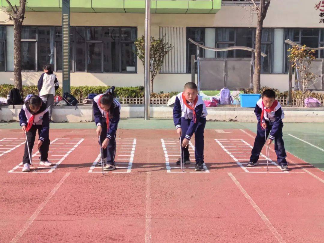 跳皮筋,丢沙包,跳房子,打鸭子……"小皮球,架脚