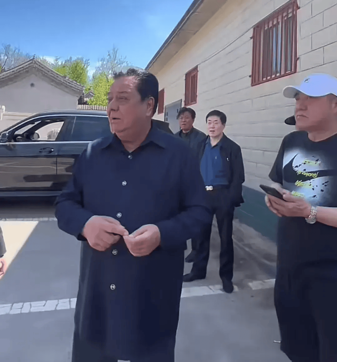 陈涌泉追悼会李金斗跪地痛哭大口喝白酒姜昆冯巩献上花圈