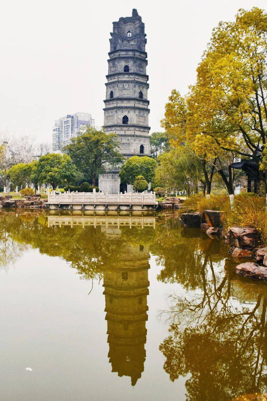 它建于清代,建造者是出身江阴望族的陈式金,很多当地人也将它称为"陈