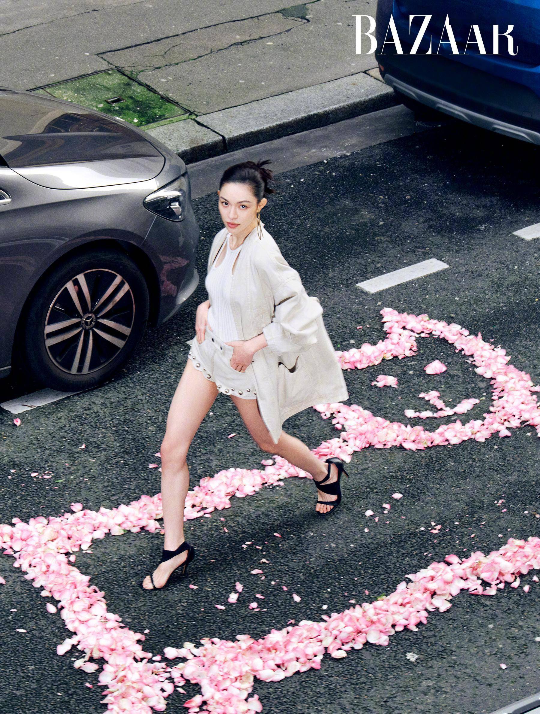 钟楚曦登芭莎封面,穿吊带蕾丝睡衣巴黎街头大摆pose,太有范了