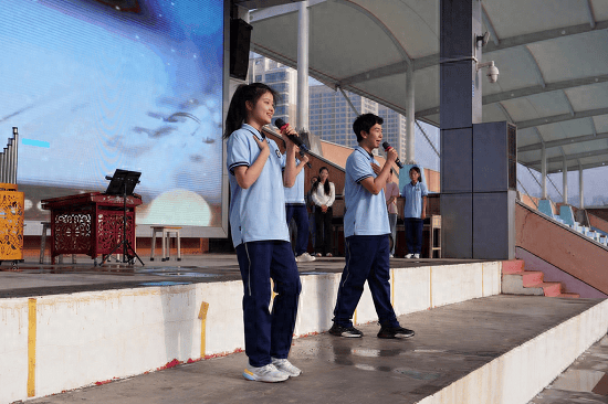 临沂第四中学举行诵读文学经典感悟曲艺之美主题升旗仪式