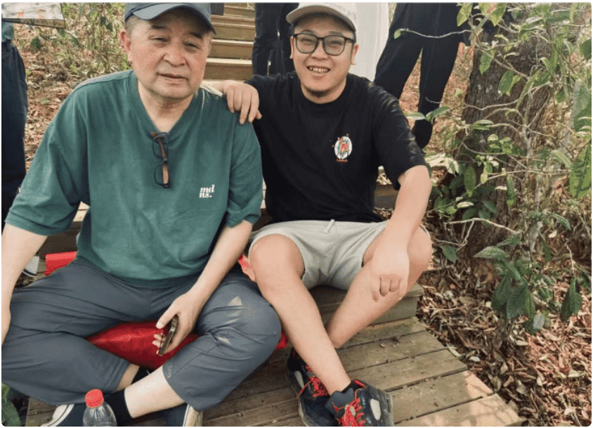 于文华现身探望毕福剑，肤白貌美仪态大方，老毕冷漠不言