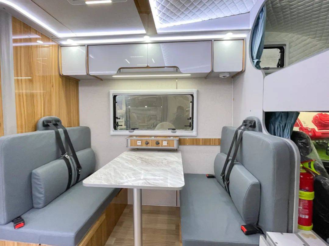 高赛华运缔途c型旅居车 鸥翼侧舱设计 经典生活布局 雅致温馨内饰