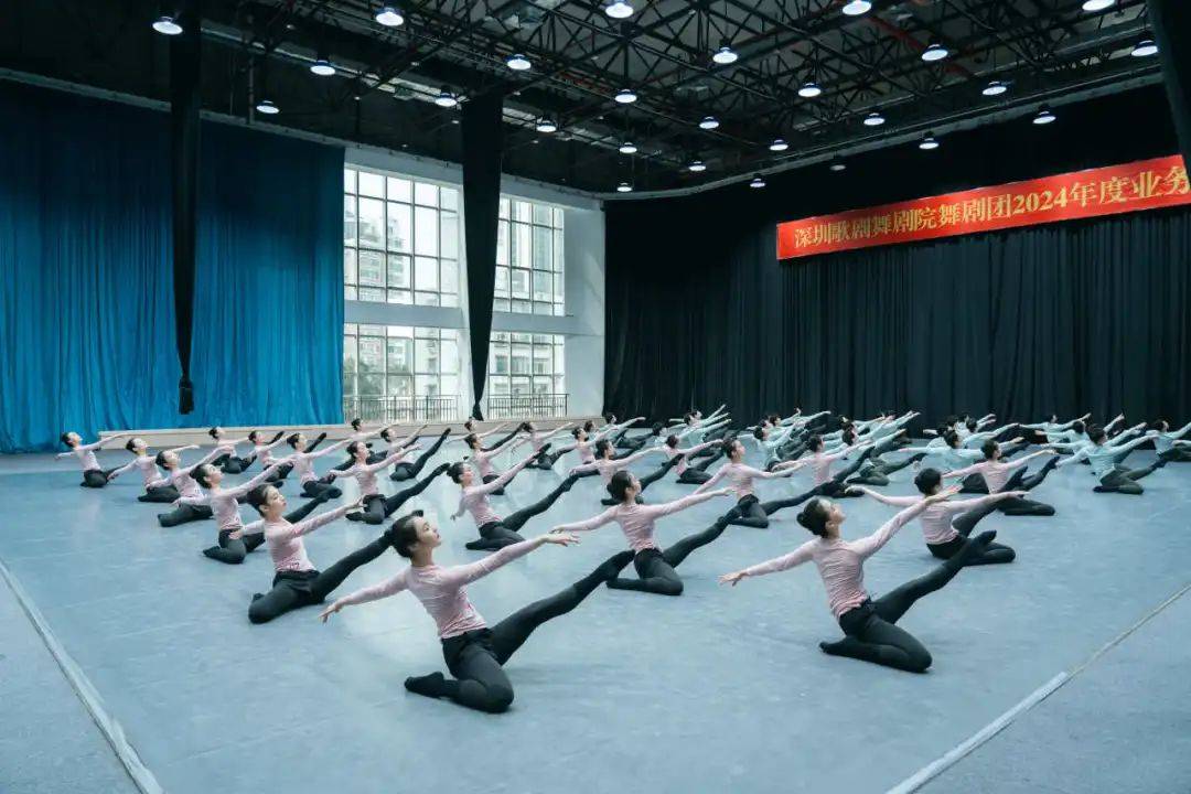 张志老师表示:深圳歌剧舞剧院的舞者们身体,心理状态极佳,我非常喜欢