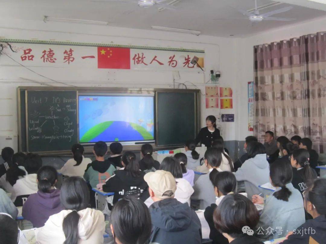 活动前,大庄中学英语,生物教研组积极帮助参加教研活动的老师打磨课程