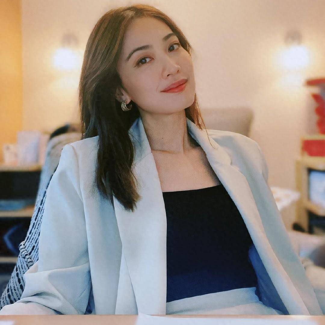 近况曝光!tvb前花旦朱千雪挺9个月巨肚讲课,被曝不为人知一面