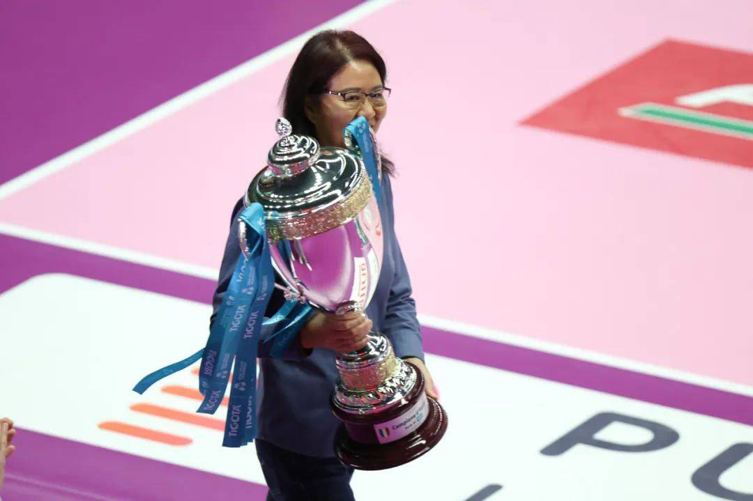 郎平现身意甲决赛现场 手捧奖杯入场 为朱婷加油助威_比赛_坎迪奇