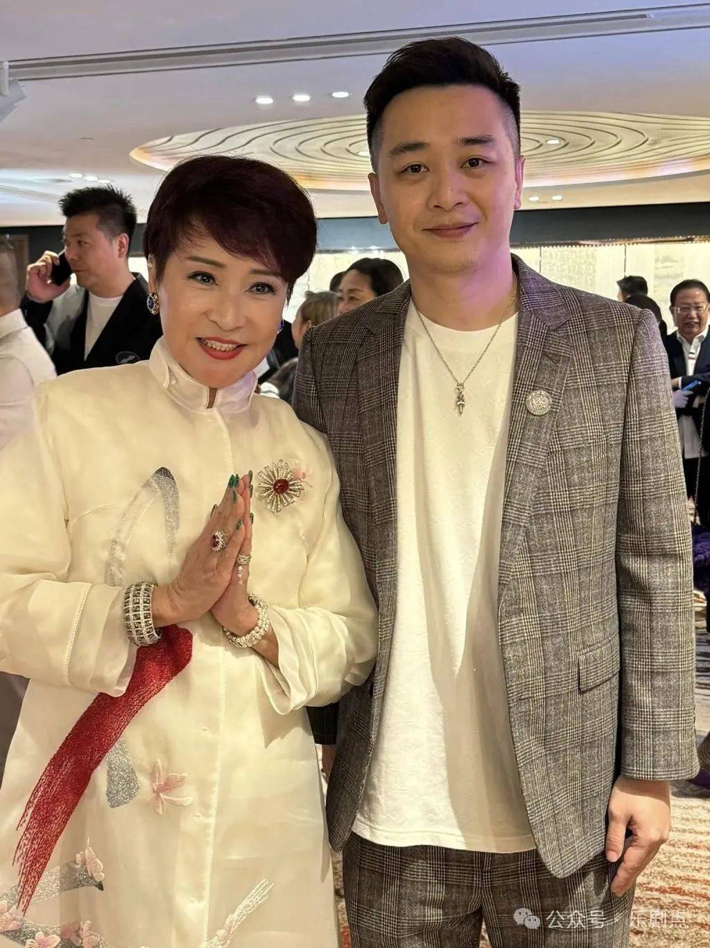周慧敏与老公倪震合照流出！粉碎离婚传言，夫妻依偎灿笑感情好