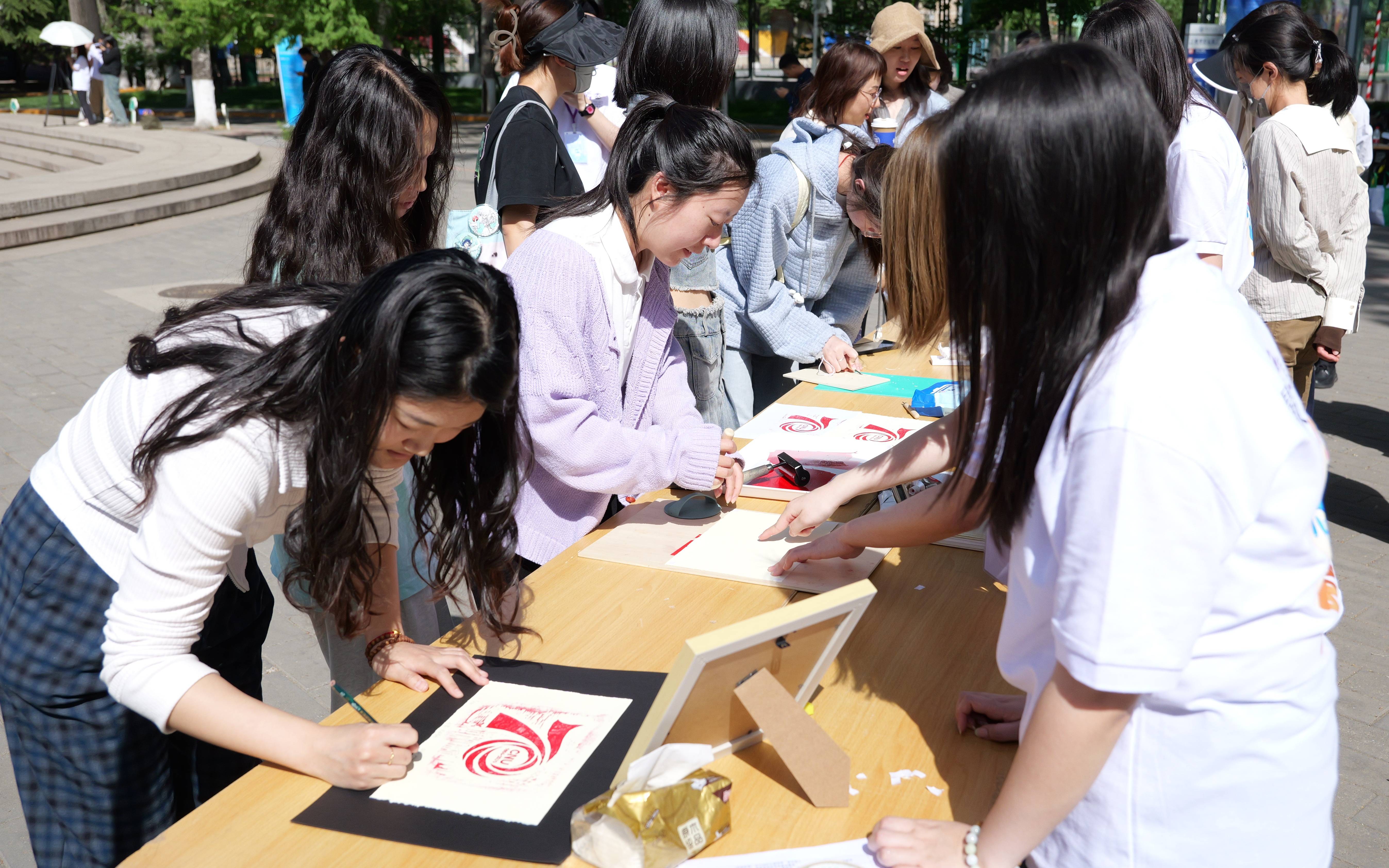 体验艺术创作促学生就业首都师大美术学院举办首届艺术嘉年华