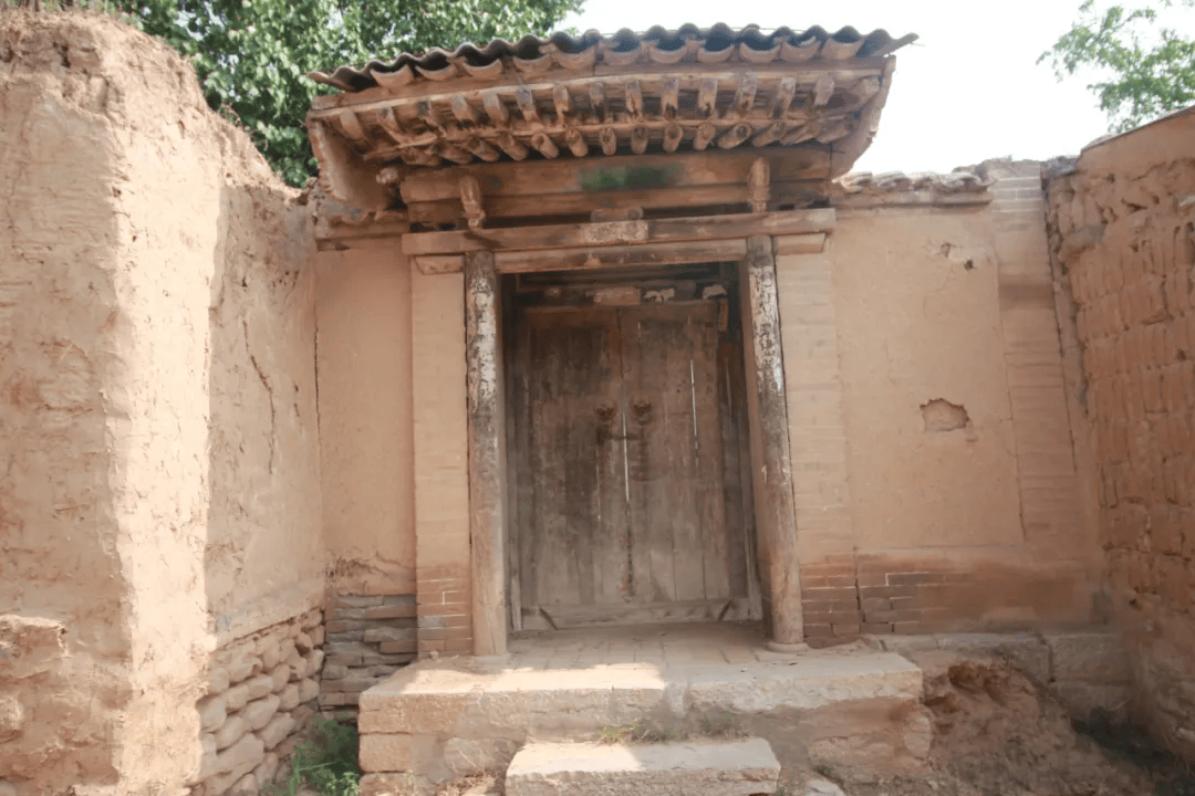 李金瑞:解放前,在敌区工作时化名张青,曾任西八县区长,丰镇县长,解放