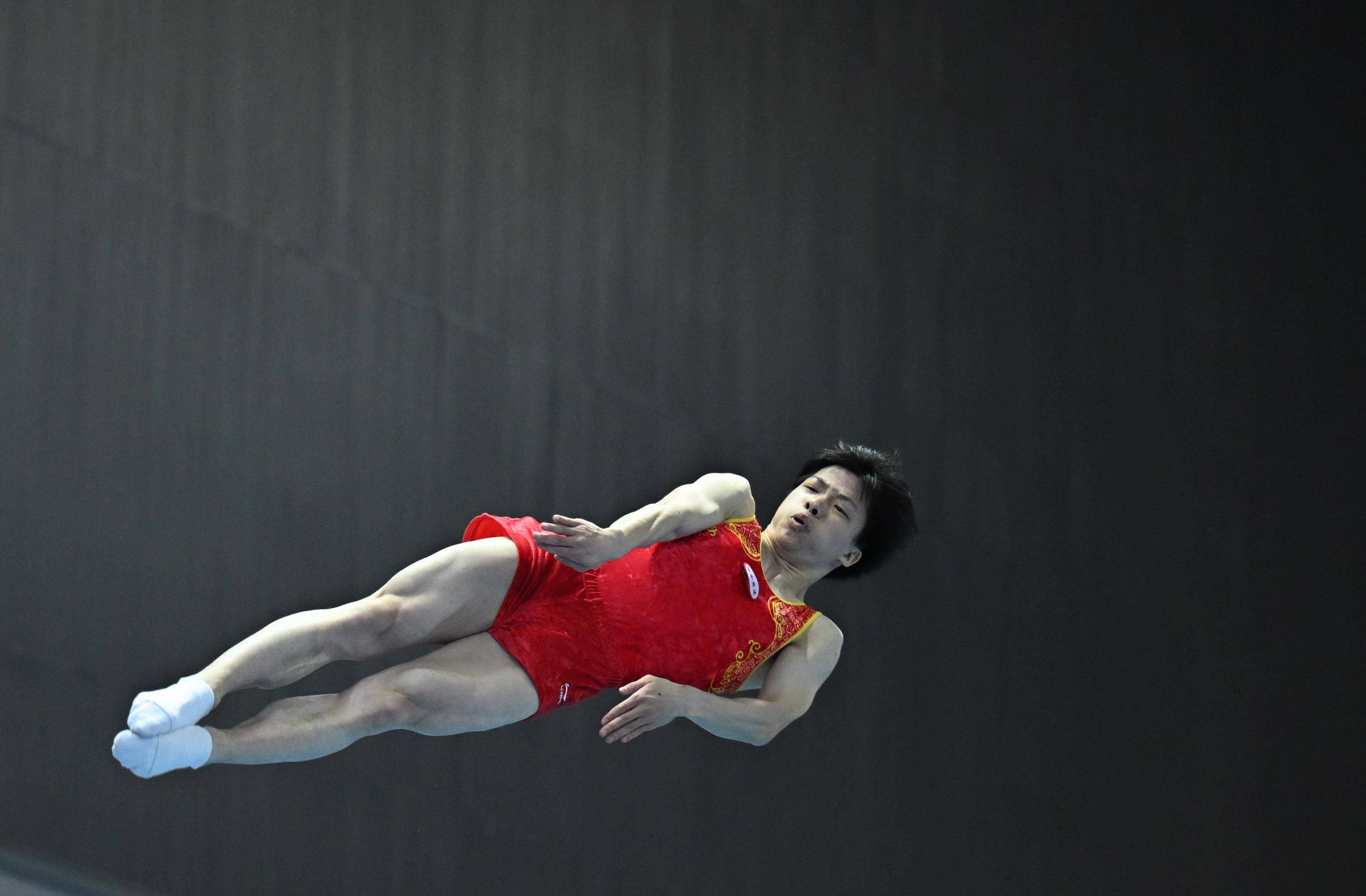 全国蹦床冠军赛:严浪宇获男子网上个人冠军