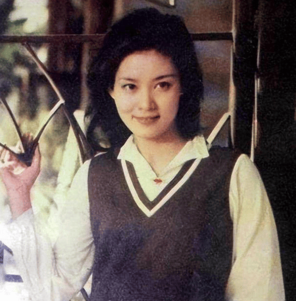 然而,潘虹小时候却生活的非常艰苦,父亲在她10岁的时候,就离世了.