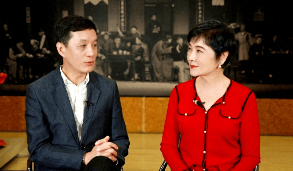 父亲是作家,母亲是北大才女,二婚下嫁小8岁导演,70岁无儿无女