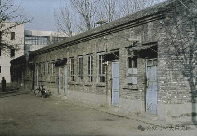 大兴记忆 | 那会儿黄村小学全是低矮、简易的平房,上无顶棚露着柁檩......_发展_教育_师生