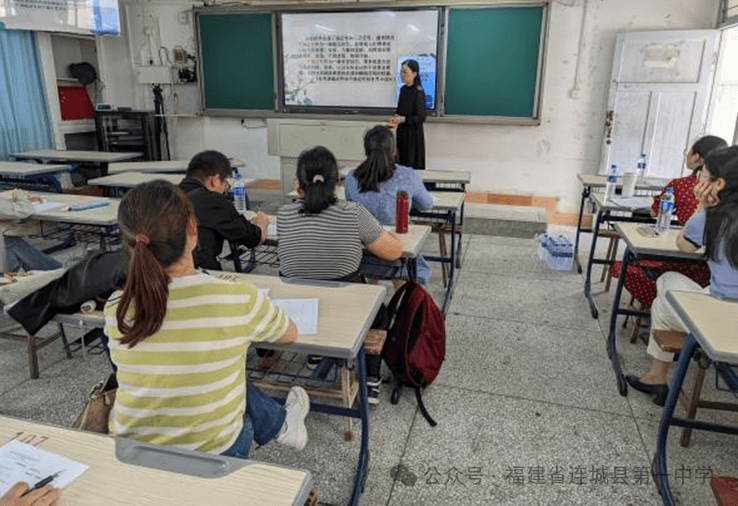 4月17日10:30-11:30分,龙岩二中林立琼校长带来了一场题为《语文校本