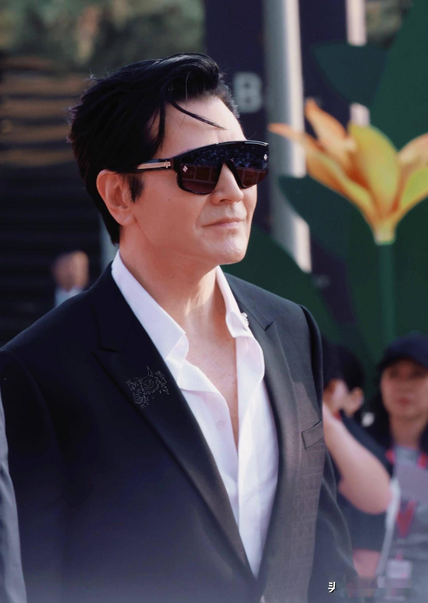 这一夜,63岁费翔秒了36岁朱一龙,才知道啥是身高带给男人的霸气