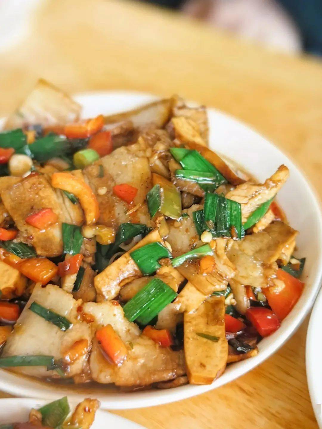 大众点评 @鱼飞飞水芹菜炒肉,芹菜嫩而清香,搭配本地辣椒,锅气十足.