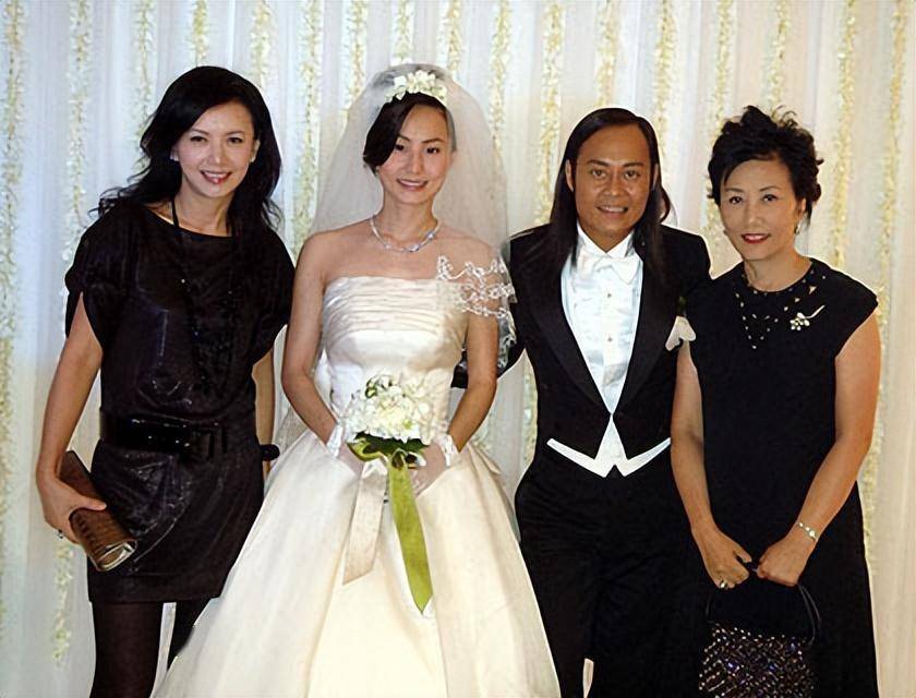 他是草蜢成员,娶传奇旺夫女,视继女如己出,今闷声发财儿女双全_周雪芳