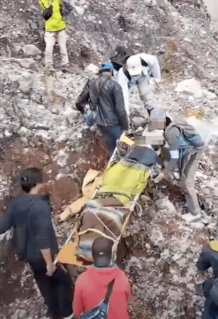 中国女游客在印尼火山坠亡 丈夫悲痛撞墙