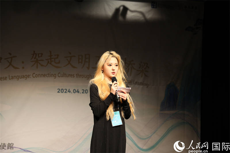 韩国淑明女子大学学生参加国际中文日活动中的现场中文书法体验项目