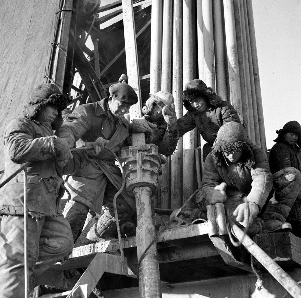 没有条件创造条件也要上""石油工人一声吼,地球也要抖三抖"在大庆参加