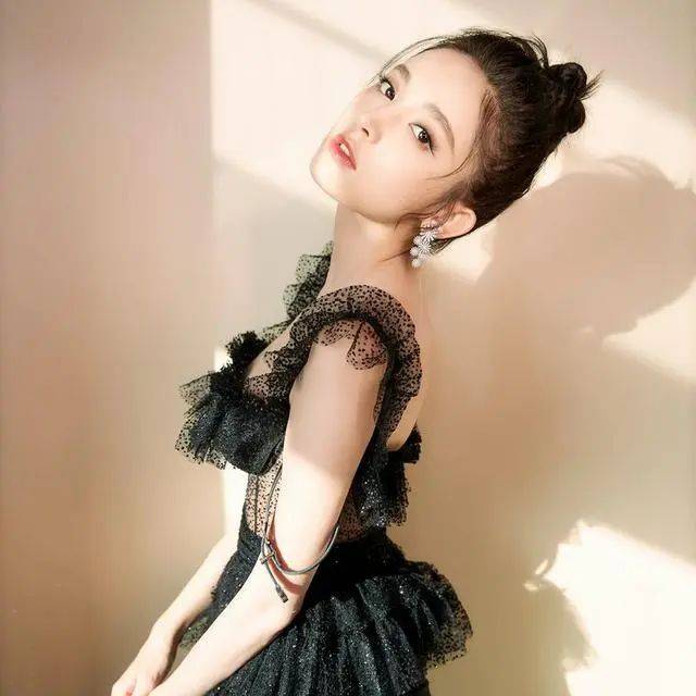 不用整型就有深邃大眼!学学古力娜扎2个技巧,眼睛一秒大两倍