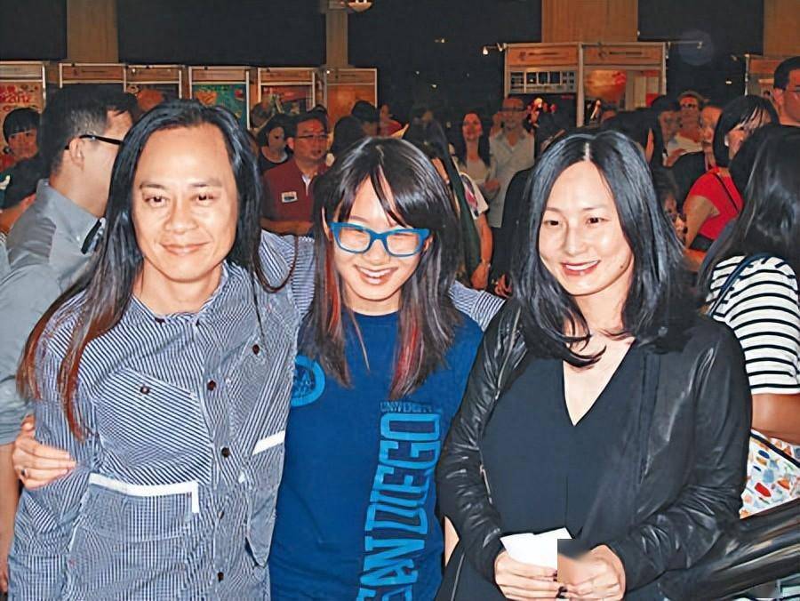 他是草蜢成员,娶传奇旺夫女,视继女如己出,今闷声发财