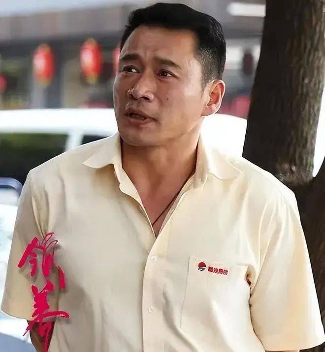 54岁"武松"丁海峰曝光:在美国树林砍柴烤肉