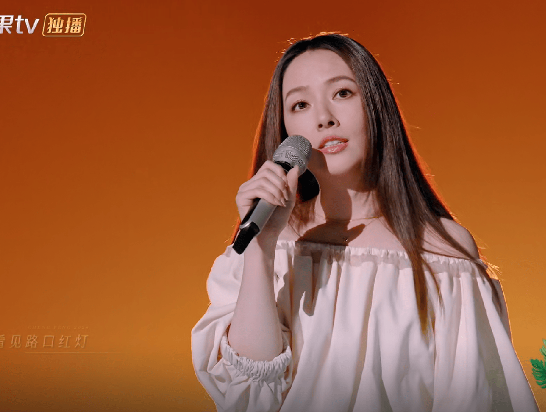 而郭碧婷只是随随便便地站桩唱了一首《小美满》.