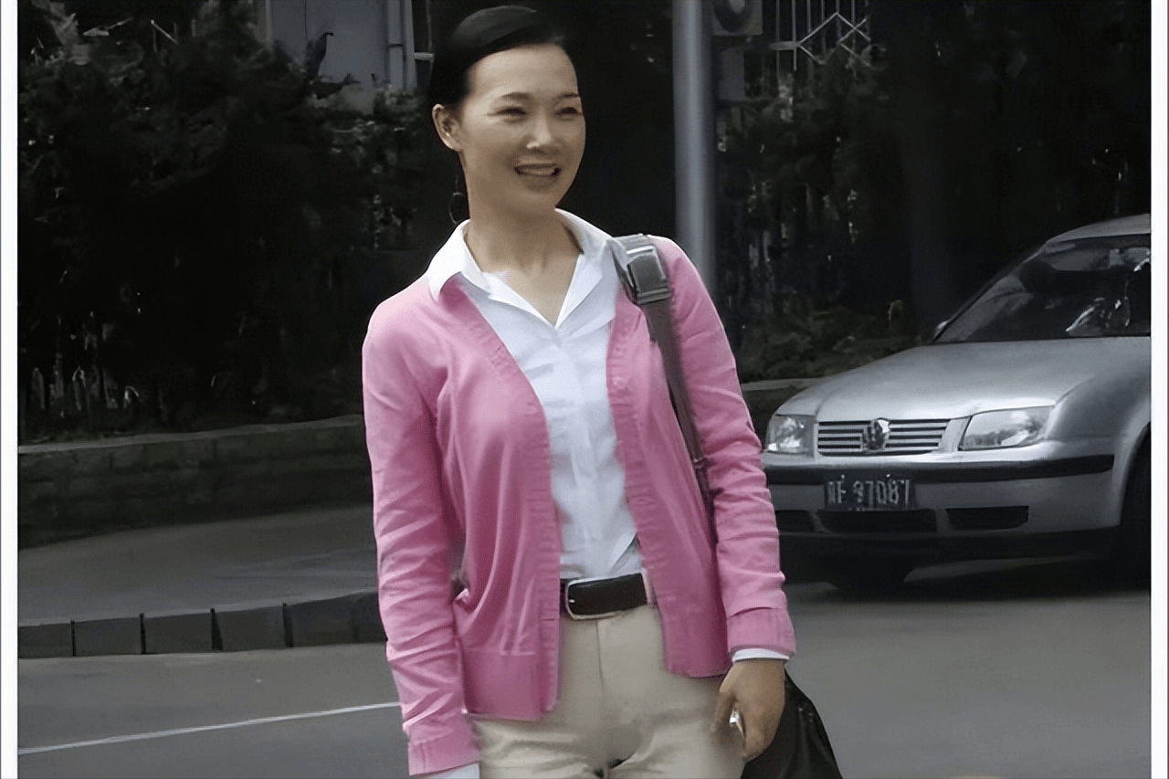 她被誉为军中花仙子,连续15年上春晚,男友患癌离世,53岁仍单身_吕薇