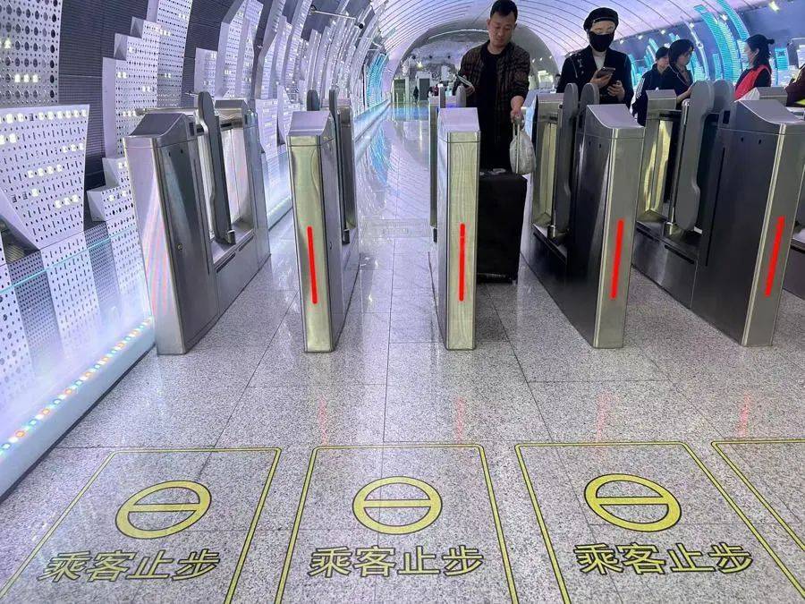 上海地铁"闸机常开门",乘客适应吗,能逃票吗?