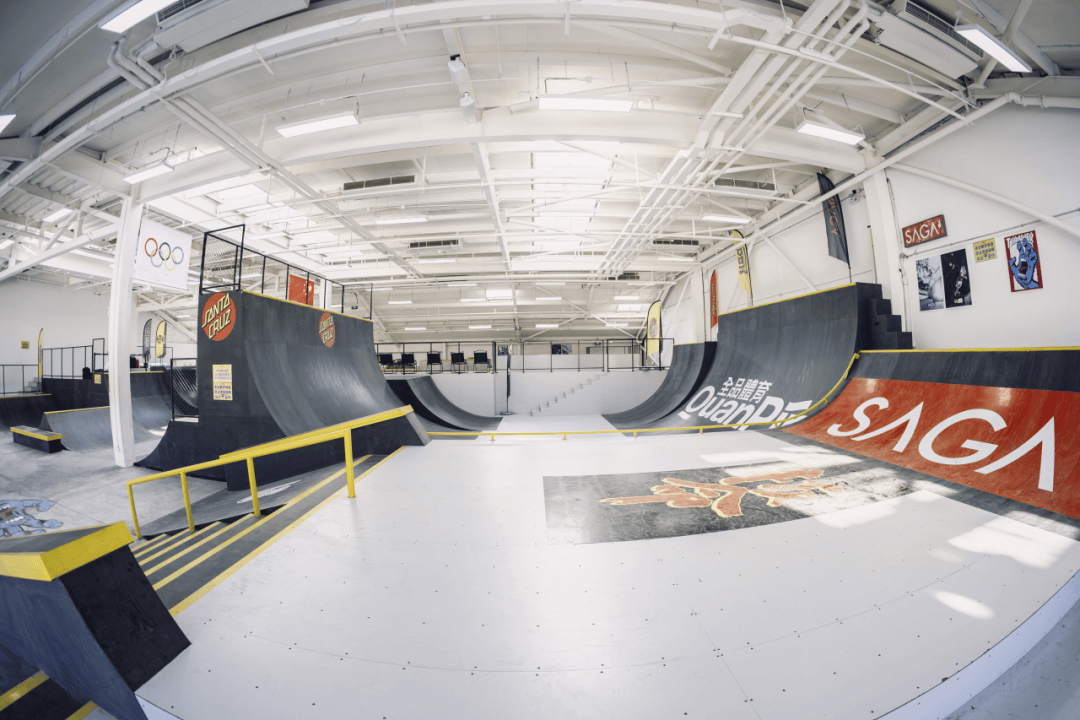 运动综合体,2600m05的营业面积包含了店铺,室内滑板场和露天酒吧