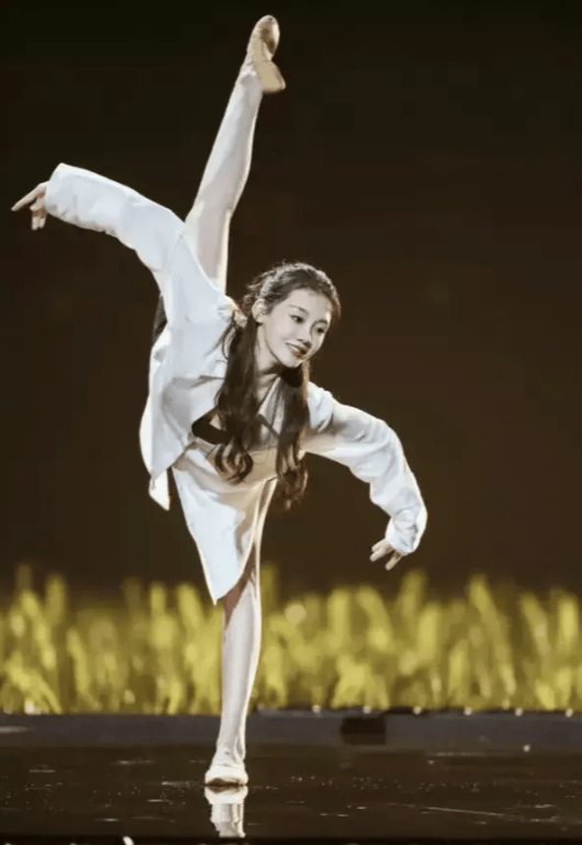 《浪姐5》:萨顶顶肿了,柳岩"科技"满满,反倒郑凯老婆最惊艳_苗苗_舞台